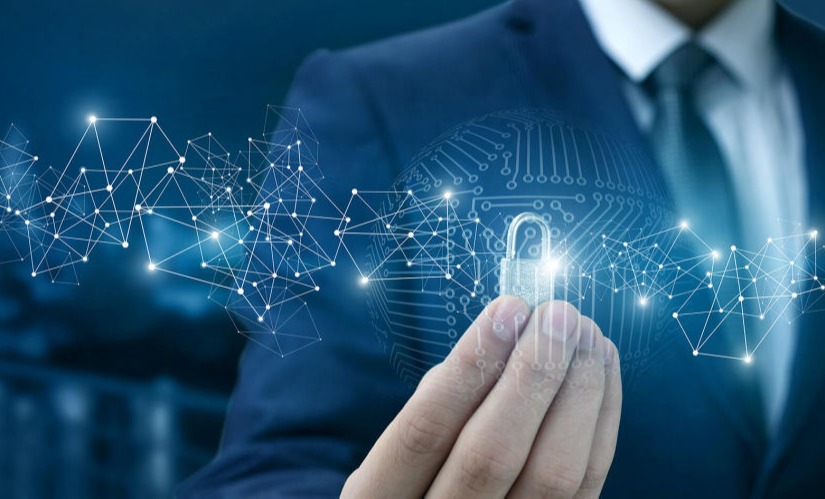 άνδρας κρατάει λουκέτο για ασφάλεια